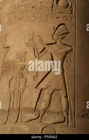 Ramesseum. Relief mit der Darstellung der Pharao, ein Angebot an die Götter. Jh. V.CHR. neunzehnten Dynastie. Neuen Reich. Nekropole von Theben. Tal der Könige. Ägypten. Stockfoto