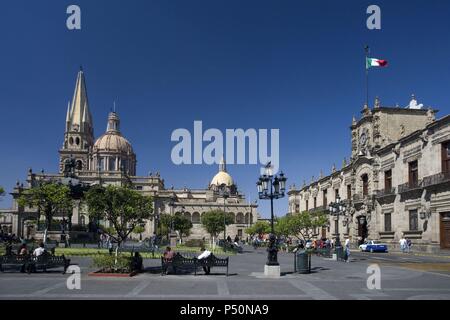 Mexiko. GUADALAJARA. Vista de la PLAZA DE ARMAS con la Catedral, construida entre Los años 1571 y 1618. Fue iniciada por el arquitecto Martín CASILLAS. La Cúpula absidal es Obra de Manuel GOMEZ IBARRA. Estado de Jalisco. Stockfoto