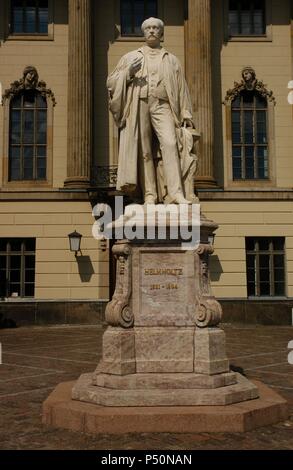 Hermann von Helmholtz (1821-1894). Deutsche Arzt und Physiker. Marmorstatue Skulpturen 1895 bis 1896 von Ernst Herter. Cour d'honneur der Humboldt Universität Berlin. Deutschland. Stockfoto