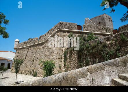 Der EXTREMADURA. VALENCIA DE ALCANTARA. Las mejores del Castillo, que Daten del s. XIII, con un Primer trazado de origen Árabe. Actualmente se conservan en buen Estado las Murallas, Torres de Defensa y baluartes, así Como la Torre del Homenaje y El Aljibe. En los. XVII y XVIII sufrió diversas remodelaciones. Provincia de Cáceres. España. Stockfoto