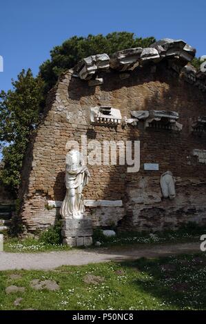 Ostia Antica. Tempel des Augustus und der Roma. 1. Die Statue von Sieg und Marmor Deko auf der Rückseite des Tempels. Italien. Stockfoto