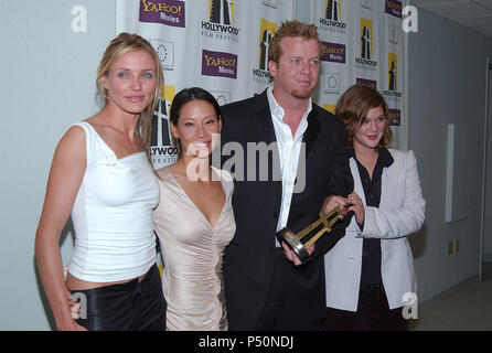 Die Besetzung von "Charlie's Angel" Cameron Diaz, Lucy Liu und Drew Barrymore mit Regisseur Mike McG backstage in der Hollywood Film Awards im Beverly Hilton in Los Angeles. Oktober 7, 2002. - Diaz Liu McG Barrymore 76. jpgDiaz Liu McG Barrymore 76 Veranstaltung in Hollywood Leben - Kalifornien, Red Carpet Event, USA, Filmindustrie, Prominente, Fotografie, Bestof, Kunst, Kultur und Unterhaltung, Topix prominente Mode, Besten, Hollywood Leben, Event in Hollywood Leben - Kalifornien, backstage Trophäe, Auszeichnungen zeigen, Film Stars, TV Stars, Musik, Promis, Topix, Bestof, Stockfoto