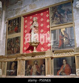 Spanien. Katalonien. Montblanc. Kirche St. Maria von Montblanc. Im gotischen Stil. Im 14. Jahrhundert erbaut. Altarbild von St. Anne. Stockfoto