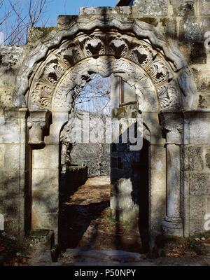 ARTE ROMANICO. ESPAÑA. MONASTERIO BENEDICTINO DE SANTA CRISTINA DE RIBAS DE SIL. Las mejores de los restos de un Pórtico junto al Templo románico. PARADA DO SIL. Provincia de Ourense. LA Ribeira Sacra. Galizien. Stockfoto