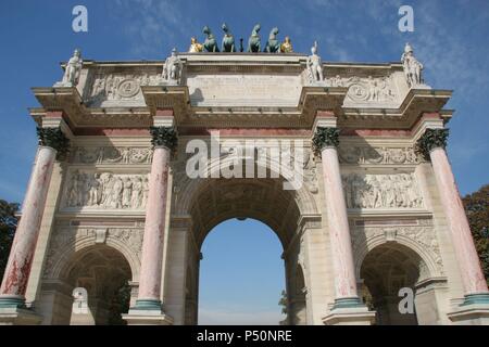 Neoklassizistische Kunst Bogen des Sieges des Carrousel (Arc der Triomphe du Carrousel). Napoleon Bonaparte bestellt, um es zu bauen in conmemoration seiner militärischen Siege (1805). Wurde zwischen 1806-1808 von dem Architekten Denon gebaut. Paris. Frankreich. Europa. Stockfoto