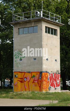 Grenzwachturm. Zuletzt blieb Watch Tower auf dem Gebiet der ehemaligen DDR (Deutsche Demokratische Republik) stehend an seinem ursprünglichen Platz, das war der ehemalige Grenzstreifen in Berlin. Treptow Nachbarschaft. Berlin. Deutschland. Stockfoto