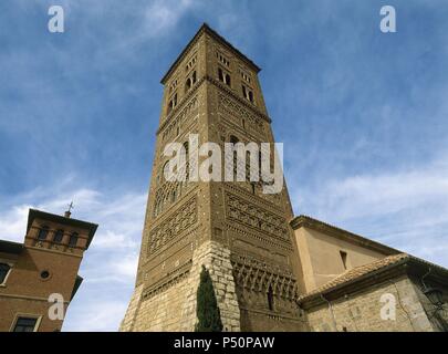 ARTE MUDÉJAR. ESPAÑA. IGLESIA DE SAN MARTIN. Las mejores de la Torre - CAMPANARIO construida hacia El 1315 en Estilo gótico - mudéjar. Destaca su importante decoración a base de cerámica Vidriada. TERUEL. Aragón. Stockfoto