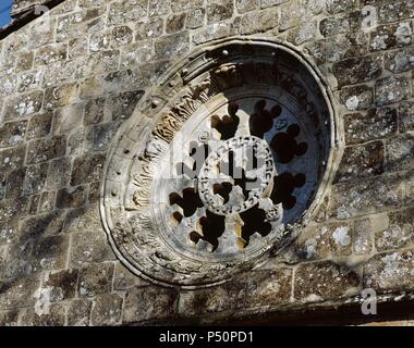 ARTE ROMANICO. ESPAÑA. MONASTERIO BENEDICTINO DE SANTA CRISTINA DE RIBAS DE SIL. Las mejores del ROSETON de La Fachada de su Templo románico. PARADA DO SIL. Provincia de Ourense. LA Ribeira Sacra. Galizien. Stockfoto