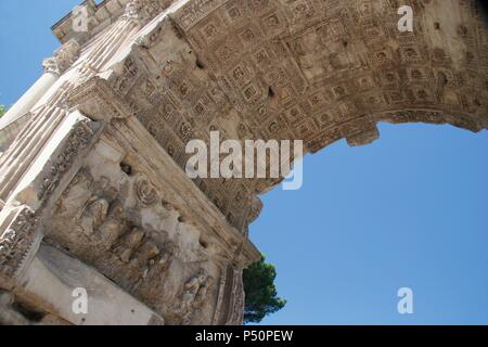 Römische Kunst. Arch von Titus. Triumphbogen, mit einem einzigen gewölbten, befindet sich auf der Via Sacra. Südosten des Forums. Es wurde von Kaiser Domitian im Gedenken an die Eroberung und Plünderung von Jerusalem im Jahre 70 (jüdischer Krieg gebaut). Von den Bogen des Titus, Raub von der Sack von Jerusalem Detail. Rom. Italien. Europa. Stockfoto