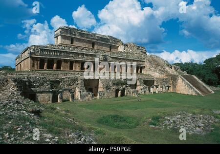 ARTE PRECOLOMBINO. MAYA. GRAN PALACIO. Vista allgemeine del Edificio cuya construcción se realizó Mediante una elevación, en Ella se levantó El tercer Nivel y, posteriormente, se hicieron los Inferiores. Fue construido en Estilo PUUC (S. VII-VIII d. C.). Sayil. Península del Yucatán. México. Stockfoto