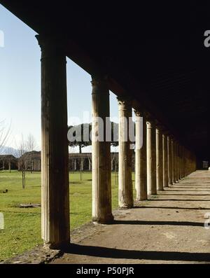 Italien. Pompeji. Toller Fitnessraum. 1. Jahrhundert n. Chr. Portikus mit ionischen Säulen. Stockfoto