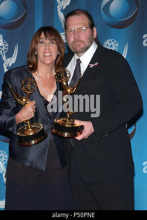 Robin Grün und Mitchell Burgess mit Emmys für herausragende Schreiben für ein Drama Serie "Die Sopranos" auf der 53. Primetime Emmy Awards im Shubert Theatre in Los Angeles Sonntag, November 4,2001. - GreenRobin BurgessMitchell. BurgessMitchell jpgGreenRobin Event in Hollywood Leben - Kalifornien, Red Carpet Event, USA, Filmindustrie, Prominente, Fotografie, Bestof, Kunst, Kultur und Unterhaltung, Topix prominente Mode, Besten, Hollywood Leben, Event in Hollywood Leben - Kalifornien, backstage Trophäe, Auszeichnungen zeigen, Film Stars, TV Stars, Musik, Promis, Zu Stockfoto