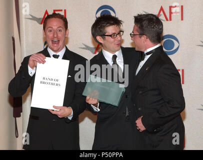 Scott Grimes, Rick Gomez und Frank John Hughes von 'Band of Brothers' Team backstage bei der AFI Awards 2001 im Beverly Hills Hotel in Los Angeles Samstag, 5. Januar 2002. Show gewann AFI Film oder Mini-Series des Jahres. - GrimesS HughesJ GomezR 02. jpgGrimesS HughesJ GomezR 02 Veranstaltung in Hollywood Leben - Kalifornien, Red Carpet Event, USA, Filmindustrie, Prominente, Fotografie, Bestof, Kunst, Kultur und Unterhaltung, Topix prominente Mode, Besten, Hollywood Leben, Event in Hollywood Leben - Kalifornien, backstage Trophäe, Auszeichnungen zeigen, Film Stars, TV Stars, M Stockfoto