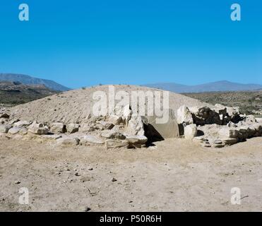 ARTE PREHISTORICO-EDAD METALES. ESPAÑA. CULTURA DE LOS MILLARES (ich Edad del Bronce). Se desarrolló de Almería, englobado Dentro del fenómeno floreció megalítico que en el milenio - III. Posee una Nekropole de más de Cien tumbas. TUMULO compuesto por cámara Redonda cubierta por falsa Cúpula y Galería de acceso. SANTA FE DE MONDUJAR. Estado de Almería. Andalusien. Stockfoto