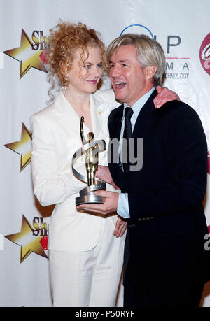 Nicole Kidman gewann den Distinguished Jahrzehnt der Leistung im Film präsentiert vom Direktor des Moulin Rouge Baz Luhrmann während das Bankett für die Showest Gala Awards 2002 im Paris Hotel in Las Vegas. Februar 7, 2002. - LuhrmanBaz KidmanNicole 01. jpgKidmanNicole LuhrmanBaz 01 Veranstaltung in Hollywood Leben - Kalifornien, Red Carpet Event, USA, Filmindustrie, Prominente, Fotografie, Bestof, Kunst, Kultur und Unterhaltung, Topix prominente Mode, Besten, Hollywood Leben, Event in Hollywood Leben - Kalifornien, backstage Trophäe, Auszeichnungen zeigen, Film Stars, TV celebritie Stockfoto