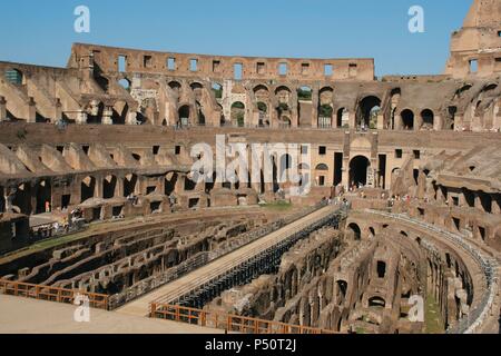 Römische Kunst. Das Kolosseum (Kolosseum) oder Flavischen Amphitheater. Sein Bau begann zwischen 70 und 72 AD unter Kaiser Vespasian. Wurde 80 AD unter Kaiser Titus abgeschlossen. Anzeigen insede Gebäude. Rom. Italien. Europa. Stockfoto