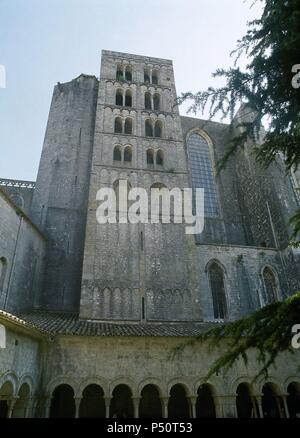 ARTE ROMANICO. ESPAÑA. S. XI. CATEDRAL DE GIRONA. Construida ENTRE LOS SIGLOS XI y XVIII, en diversos estilos. Vista parcial del CLAUSTRO (siglos XI-XII) y del antiguo Campanario conocido Como TORRE DE CARLOMAGNO, erigido en el s. XI en Estilo románico Lombardo con 5 pisos. Como está Actualmente adosado contrafuerte del Sektor oeste de la nave gótica. Cataluña. Stockfoto