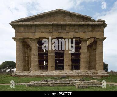 Griechische Kunst. Magna Grecia. Italien. Paestum. Tempel des Neptun, der tatsächlich an die Göttin Hera gewidmet. Um 450-460 v. Chr. erbaut. Dorischen Stil. Vorne. Stockfoto