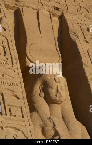 Nefertari, auch als Nefertari Merytmut bekannt. Eine der Großen Königlichen Frauen (oder Principal Frauen) von Ramses des Großen. Neuen Reich. Tempel der Hathor oder kleinen Tempel. Abu Simbel. Ägypten. Stockfoto