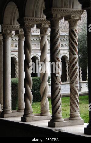 Archbasilica der Lateranbasilika. Detail der Kreuzgang, in cosmatesque Stil der Arbeit von Vassalletto Familie. 13. Jahrhundert. Rom. Italien. Stockfoto