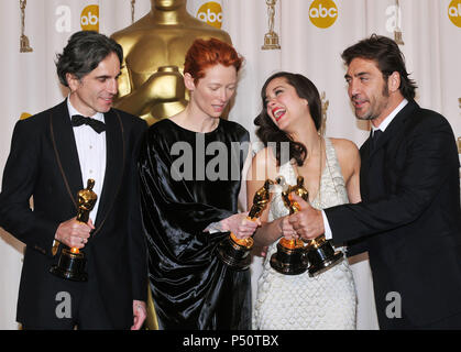 Daniel Day Lewis, Tilda Swinton, Marion Cotillard und Javier Bardem 80 Oscars Zeremonie, Presseraum im Kodak Theater in Los Angeles. Drei Viertel Alle lachen Lächeln Trophäe - LewisDD SwintonT CotillardM BardemJ 126. jpgLewisDD SwintonT CotillardM BardemJ 126 Event in Hollywood Leben - Kalifornien, Red Carpet Event, USA, Filmindustrie, Prominente, Fotografie, Bestof, Kunst, Kultur und Unterhaltung, Topix prominente Mode, Besten, Hollywood Leben, Event in Hollywood Leben - Kalifornien, backstage Trophäe, Auszeichnungen zeigen, Film Stars, TV Stars, Musik celebriti Stockfoto