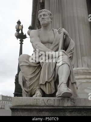Cornelio TACITO, Cayo (Caius Cornelius Tacitus) (Terni, h 55-h.125). Historiador romano. Estatua que se encuentra en una de Las Rampas junto a la fachada del Edificio del Parlamento de Österreich. VIENA. Stockfoto