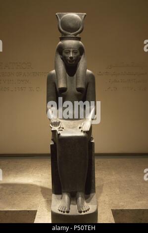 Ägyptische Kunst Statue der Göttin Hathor, mit Kuh Hörner und Sonnenscheibe dargestellt. Kommt aus dem Tempel von Luxor. Luxor Museum. Ägypten. Stockfoto