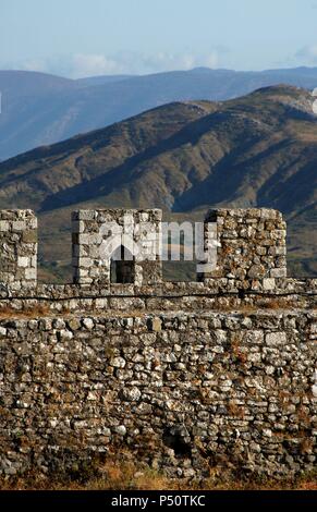 Republik Albanien. Shkodra. Detail der Burg Rozafa Wände mit bergigen Landschaft im Hintergrund. Stockfoto