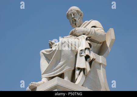 Aristoteles (384-322 v. Chr.). Klassischen griechischen Philosophen. Ein Schüler von Platon und Lehrer Alexanders des Großen. Statue des Aristoteles an der Athener Akademie. Athen. Zentral Griechenland. Attika. Europa. Stockfoto