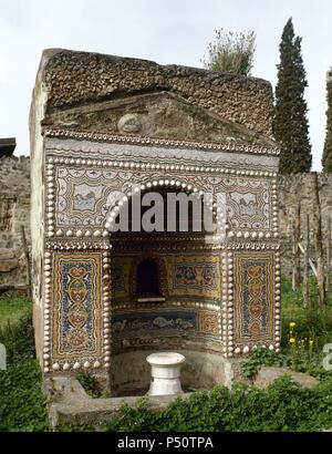 Pompeji. Alte römische Stadt. Nische eingerichtet mit Mosaiken in einem Garten eines römischen Domus. Kampanien, Italien. Stockfoto