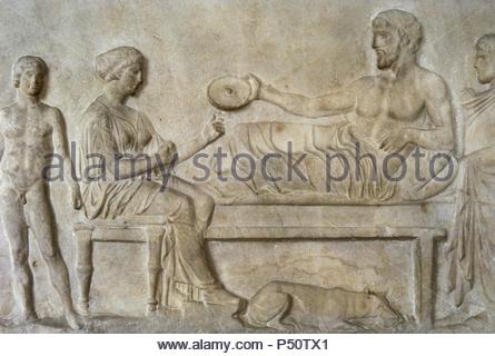 Griechische Kunst. Klassik. Grabstele. Relief. Grabbeigaben