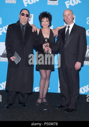 Liza Minnelli Ehemann David Gest und Produzent backstage auf der 33. jährlichen NAACP Image Awards im Universal Amphitheater von Los Angeles. Februar 23, 2002. - MinnelliLiza GestD Prod. 17. jpgMinnelliLiza GestD Prod.17 Ereignis in Hollywood Leben - Kalifornien, Red Carpet Event, USA, Filmindustrie, Prominente, Fotografie, Bestof, Kunst, Kultur und Unterhaltung, Topix prominente Mode, Besten, Hollywood Leben, Event in Hollywood Leben - Kalifornien, backstage Trophäe, Auszeichnungen zeigen, Film Stars, TV Stars, Musik, Promis, Topix, Bestof, Kunst Kultur und Entertainm Stockfoto