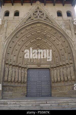 ARTE GOTICO. ESPAÑA. CATEDRAL DE HUESCA. Iniciada ein finales del s. XIII y concluída en el 1500 en Estilo gótico. PORTADA PRINCIPAL GOTICA (1327), Obra de Gyllem Inglés. En el tímpano, la Virgen con el Niño flanqueada por los Reyes Magos y Cristo resucitado con María Magdalena. Aragón. Stockfoto