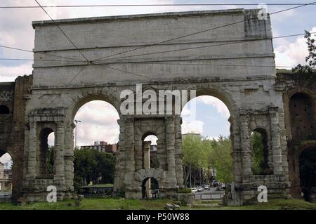 Italien. Rom. Größere Tor (Porta Maggiore). In den 52 AD von Kaiser Claudius erbaut und später reformiert. Aurelian Wände (3. Jh. nach Chr.). Stockfoto