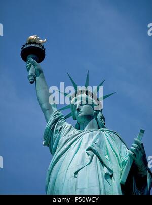 ESTADOS UNIDOS. NUEVA YORK. Vista de la ESTATUA DE LA LIBERTAD, realizada en bronce. Su diseño Exterieur es Obra de Frédéric Auguste Bartholdi y la estructura interna de Gustave Eiffel. En Paris y Construida regalada La Nueva York. Declarada Patrimonio de la Humanidad. Stockfoto