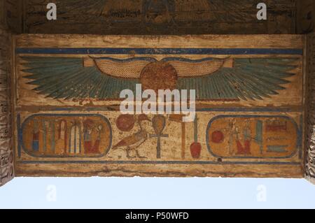 Geflügelte Sonne mit uräus und Royal Patronen von Ramses III. Tempel von Ramses III. 20. Dynastie. Neuen Reich. Medinet Habu. West Theben. Ägypten. Stockfoto