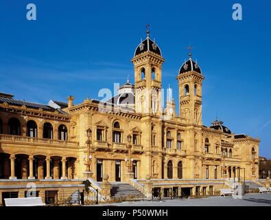 AYUNTAMIENTO DE SAN SEBASTIAN (Donostia). Vista general de La Fachada del Edificio del tatsächliche Ayuntamiento. Desde su inauguración De 1887 albergó un Casino, actividad que finalizó a partir de 1947. A partir de Este momento fue la Sede del Ayuntamiento de la Ciudad. Estado de Guipúzcoa. País Vasco. Stockfoto