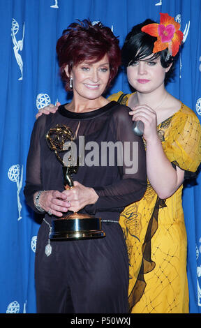 Sharon und Kelly Osbourne backstage in der 2002 Creative Arts Emmy Awards im Shrine Auditorium in Los Angeles. September 14, 2002. - OsbourneSharon Kelly 51. jpgOsbourneSharon Kelly 51 Veranstaltung in Hollywood Leben - Kalifornien, Red Carpet Event, USA, Filmindustrie, Prominente, Fotografie, Bestof, Kunst, Kultur und Unterhaltung, Topix prominente Mode, Besten, Hollywood Leben, Event in Hollywood Leben - Kalifornien, backstage Trophäe, Auszeichnungen zeigen, Film Stars, TV Stars, Musik, Promis, Topix, Bestof, Kunst, Kultur und Unterhaltung, Fotografie, Anfrage Tsu Stockfoto
