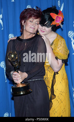Sharon und Kelly Osbourne backstage in der 2002 Creative Arts Emmy Awards im Shrine Auditorium in Los Angeles. September 14, 2002. - OsbourneSharon Kelly 52. jpgOsbourneSharon Kelly 52 Veranstaltung in Hollywood Leben - Kalifornien, Red Carpet Event, USA, Filmindustrie, Prominente, Fotografie, Bestof, Kunst, Kultur und Unterhaltung, Topix prominente Mode, Besten, Hollywood Leben, Event in Hollywood Leben - Kalifornien, backstage Trophäe, Auszeichnungen zeigen, Film Stars, TV Stars, Musik, Promis, Topix, Bestof, Kunst, Kultur und Unterhaltung, Fotografie, Anfrage Tsu Stockfoto
