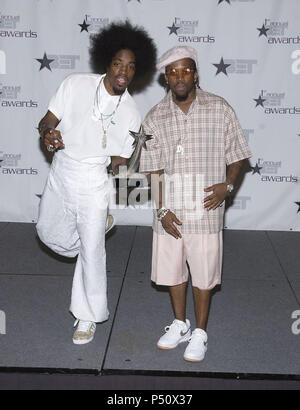 OutKast posing backstage bei der ersten Wette - Black Entertainment Television - Auszeichnungen im Paris Hotel in Las Vegas. Die Show nicht von Los Angeles, sondern von Las Vegas. Juni 19, 2001 © tsuni - outkast 02. jpgOutkast 02 Veranstaltung in Hollywood Leben - Kalifornien, Red Carpet Event, USA, Filmindustrie, Prominente, Fotografie, Bestof, Kunst, Kultur und Unterhaltung, Topix prominente Mode, Besten, Hollywood Leben, Event in Hollywood Leben - Kalifornien, backstage Trophäe, Auszeichnungen zeigen, Film Stars, TV Stars, Musik, Promis, Topix, Bestof, Kunst Kultur und Ent Stockfoto