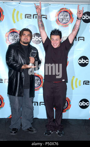 Papa Roach erscheinen Backstage in der 2001 Radio Music Awards im Aladdin Hotel in Las Vegas, am Freitag, den 26. Oktober, 2001. - PapaRoach23. jpgPapaRoach 23 Veranstaltung in Hollywood Leben - Kalifornien, Red Carpet Event, USA, Filmindustrie, Prominente, Fotografie, Bestof, Kunst, Kultur und Unterhaltung, Topix prominente Mode, Besten, Hollywood Leben, Event in Hollywood Leben - Kalifornien, backstage Trophäe, Auszeichnungen zeigen, Film Stars, TV Stars, Musik, Promis, Topix, Bestof, Kunst, Kultur und Unterhaltung, Fotografie, Anfrage tsuni@Gamma-USA.com, Kredit Tsuni/USA, 20. Stockfoto