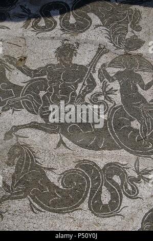 Ostia Antica. Bäder von Buticosus. 1. / 2. Jahrhundert n. Chr.. Caldarium. Mosaik von Triton und Nereide. In der Nähe von Rom. Stockfoto