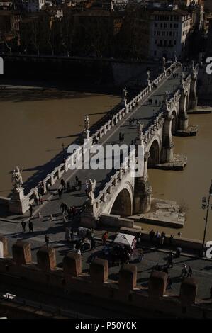 Italien. Rom. Menschen Sie über St. Angelo Brücke (1668-1671) über den Tiber. Luftaufnahme. Stockfoto