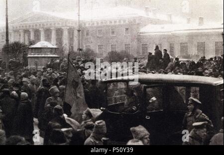 Russische Revolution. Oktober 1917. Demonstration vor dem Tauride Palast am 14. März 1917. St. Petersburg. Russland. Stockfoto