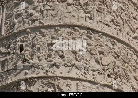Die Trajan Spalte. Reliefs, die Szenen der Dakischen Krieg (1101-106 v. Chr.) Forum des Trajan. Rom. Italien. Stockfoto