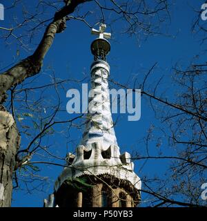 Antoni Gaudí (1852-1926). Katalanischer Architekt. Park Güell (1900-1914). Pavillon Haus der Portier und Concierge. Pinnacle. Stockfoto