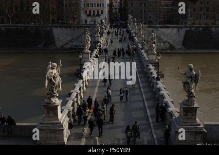 Italien. Rom. Menschen Sie über St. Angelo Brücke (1668-1671) über den Tiber. Luftaufnahme. Stockfoto