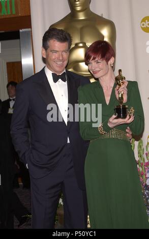 Kostüm Design Gewinner für Aviator, Sandy Powell mit Moderator Pierce Brosnan, im Drucksaal auf der 77. jährlichen Oscar's. - SandyPowell . jpgSandyPowell BrosnanPier 202 BrosnanPier 202 Veranstaltung in Hollywood Leben - Kalifornien, Red Carpet Event, USA, Filmindustrie, Prominente, Fotografie, Bestof, Kunst, Kultur und Unterhaltung, Topix prominente Mode, Besten, Hollywood Leben, Event in Hollywood Leben - Kalifornien, backstage Trophäe, Auszeichnungen zeigen, Film Stars, TV Stars, Musik, Promis, Topix, Bestof, Kunst, Kultur und Unterhaltung, Fotografie, Anfrage Stockfoto