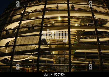 Kuppel des Reichstags, Sitz des Deutschen Bundestages, gestaltet von Norman Foster (b.1935). Innenraum. Nacht. Berlin. Deutschland. Stockfoto