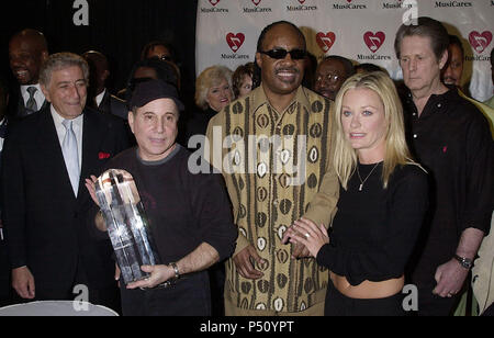 Feb 19, 2001; Los Angeles, CA, USA; MusiCares 2001 wurde zu Ehren th personne des Jahres: Paul Simon - SimonWonderBennettWilson 03 A. jpgSimonWonderBennettWilson 03 eine Veranstaltung in Hollywood Leben - Kalifornien, Red Carpet Event, USA, Filmindustrie, Prominente, Fotografie, Bestof, Kunst, Kultur und Unterhaltung, Topix prominente Mode, Besten, Hollywood Leben, Event in Hollywood Leben - Kalifornien, backstage Trophäe, Auszeichnungen zeigen, Film Stars, TV Stars, Musik, Promis, Topix, Bestof, Kunst, Kultur und Unterhaltung, Fotografie, Anfrage tsuni@Gamma-USA.com, Cred Stockfoto